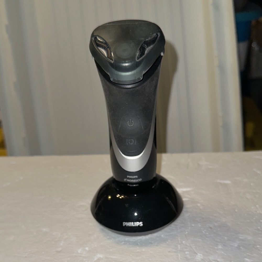Philips Norelco Aquatec Electric Razor with Charger